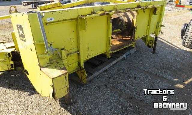 Cornhead John Deere 666 6ROW CHAINHEAD CORNHEAD ONTARIO CAN