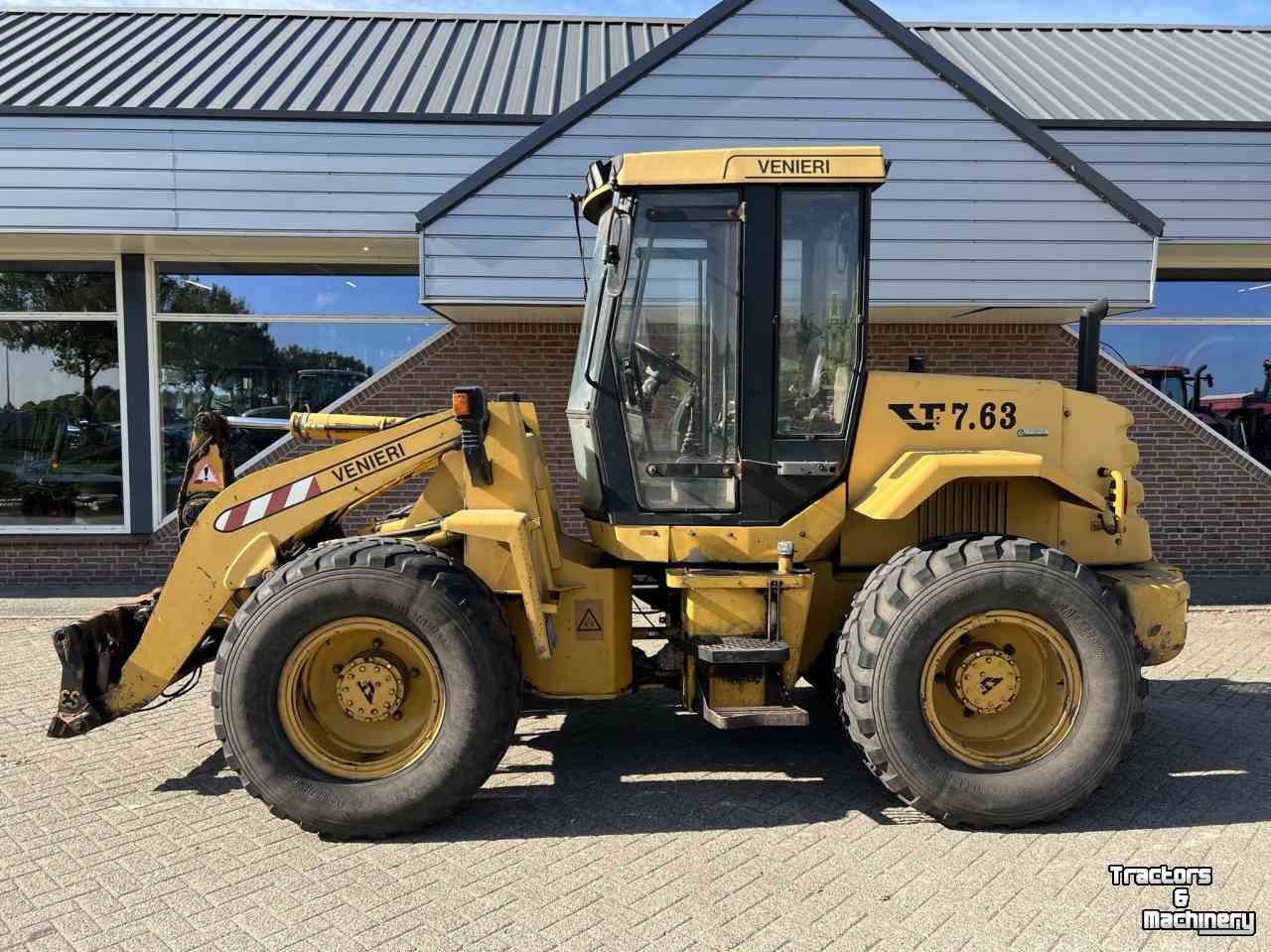 Wheelloader Venieri VF 763 shovel