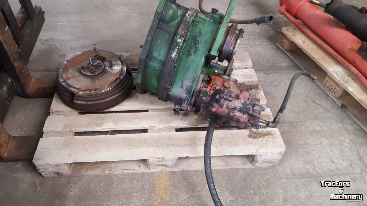 Diverse used spare-parts John Deere Tantwielkast met 3 Hydro pompen