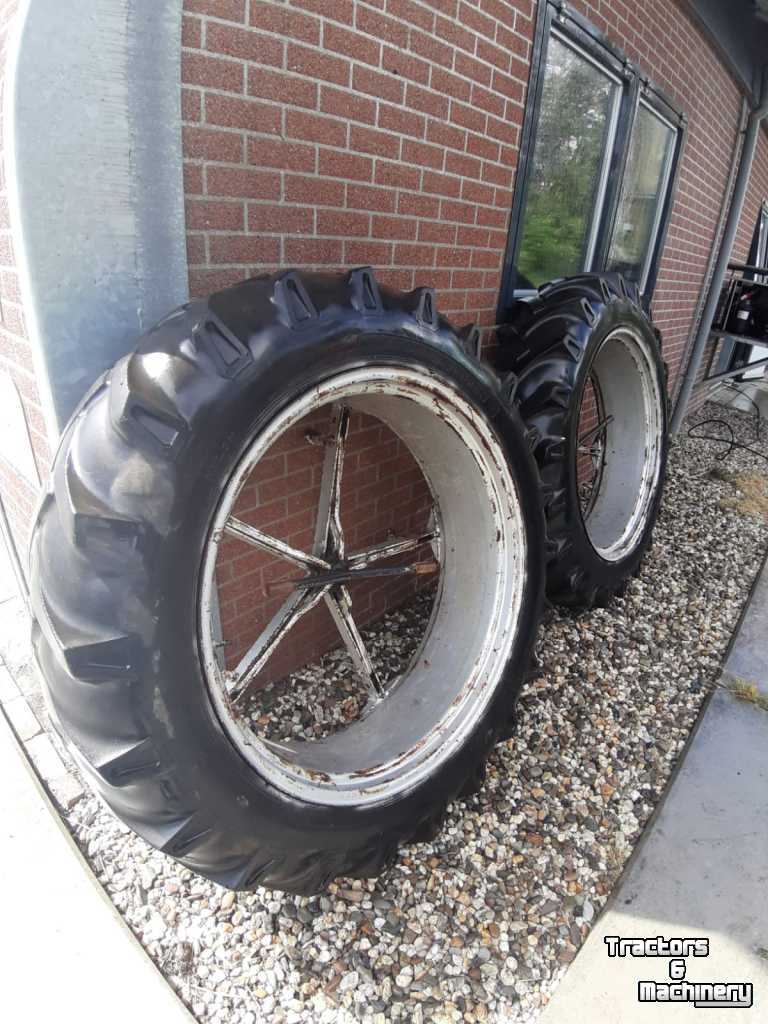 Wheels, Tyres, Rims & Dual spacers Vredestein 13.6 R38, met Molcon 5 ster