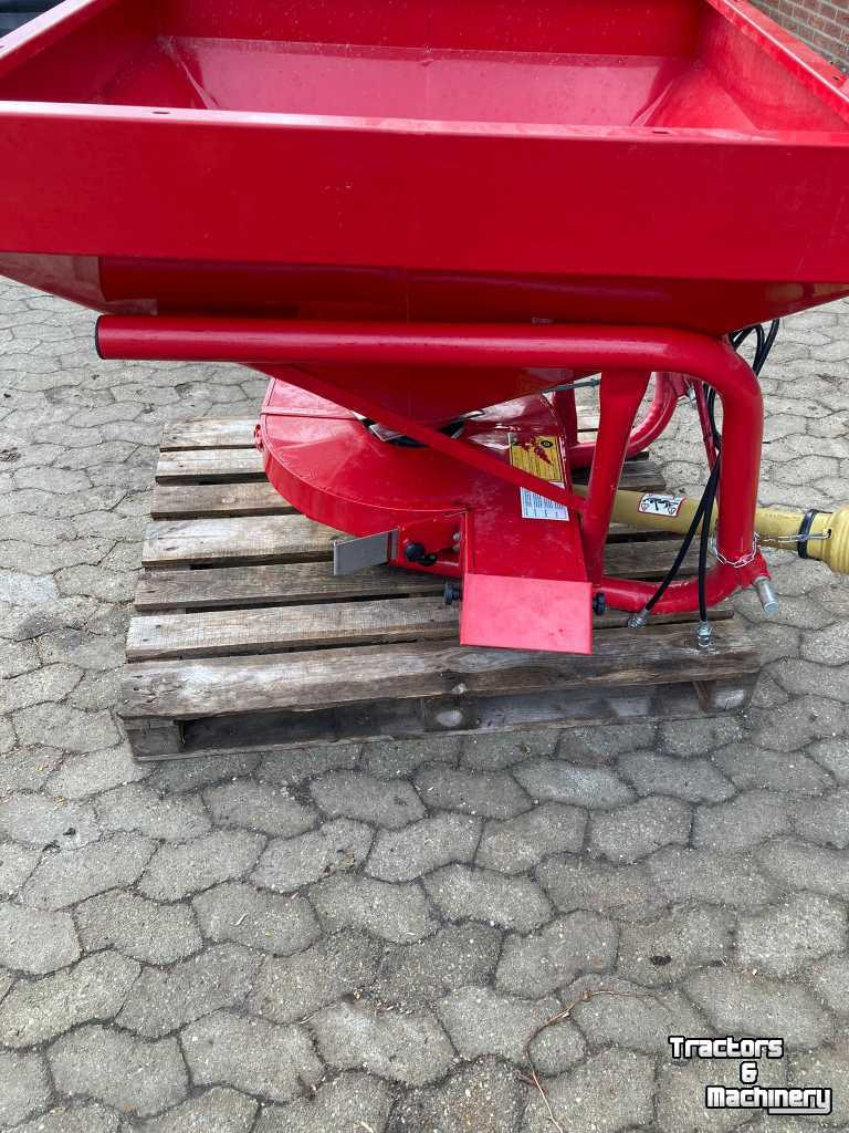 Fertilizer spreader Rondini Compact 600 rijenstrooier / kunstmeststrooier