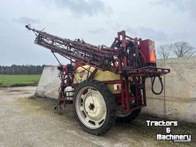 Fieldsprayer pull-type Hardi getrokken spuit 24 meter