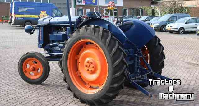 Oldtimers Fordson E27N "Blauwe reiger"