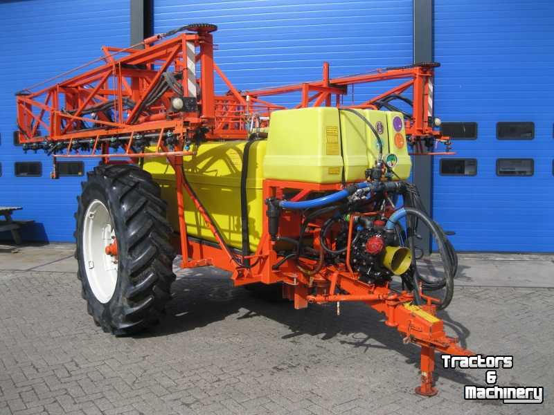 Fieldsprayer pull-type Douven 2527 spuitmachine