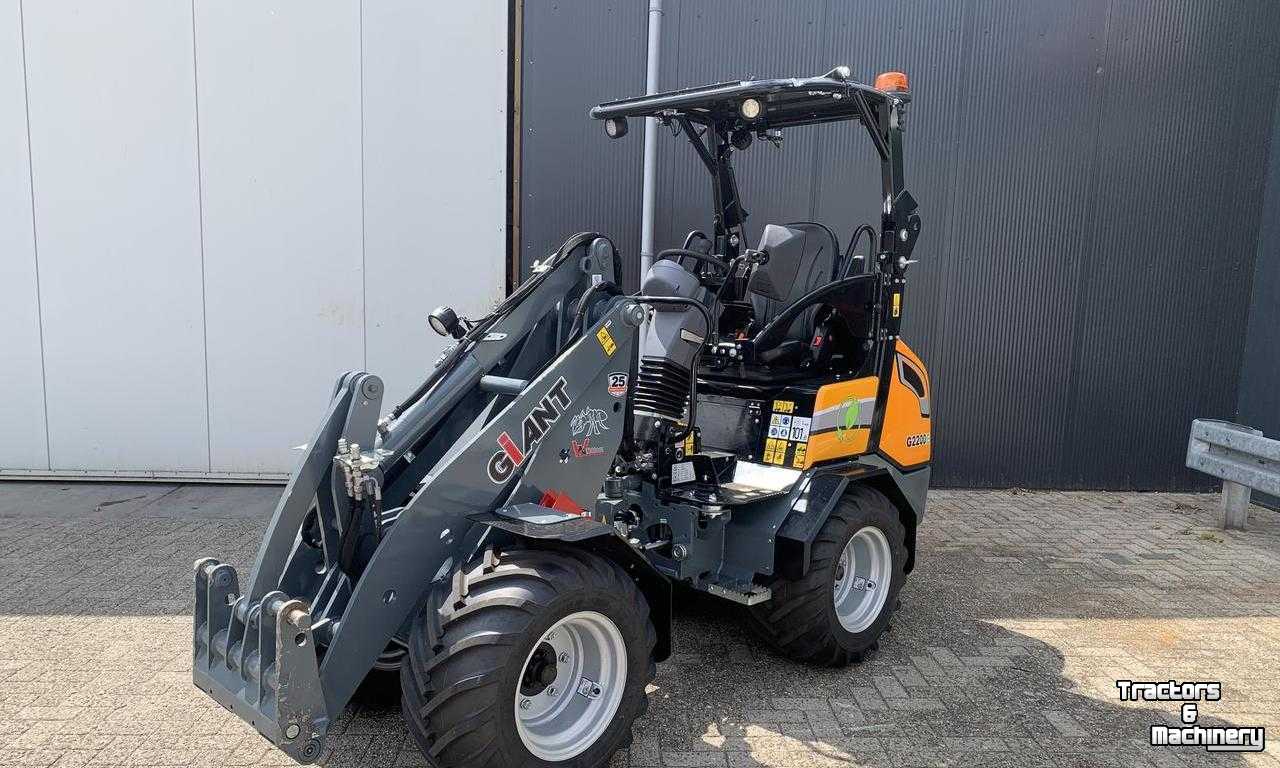 Wheelloader Giant G 2200 E Shovel Kniklader