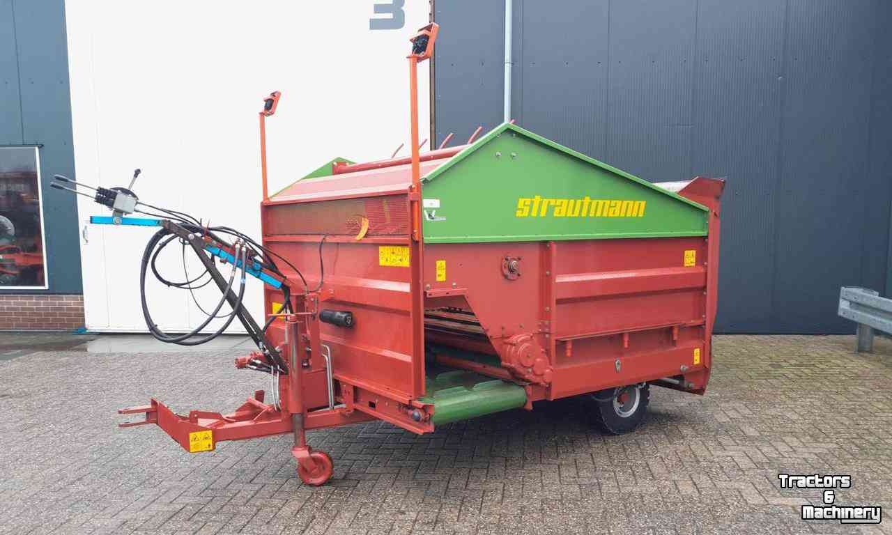 Silage-block distribution wagon Strautmann BVW Blokkenwagen