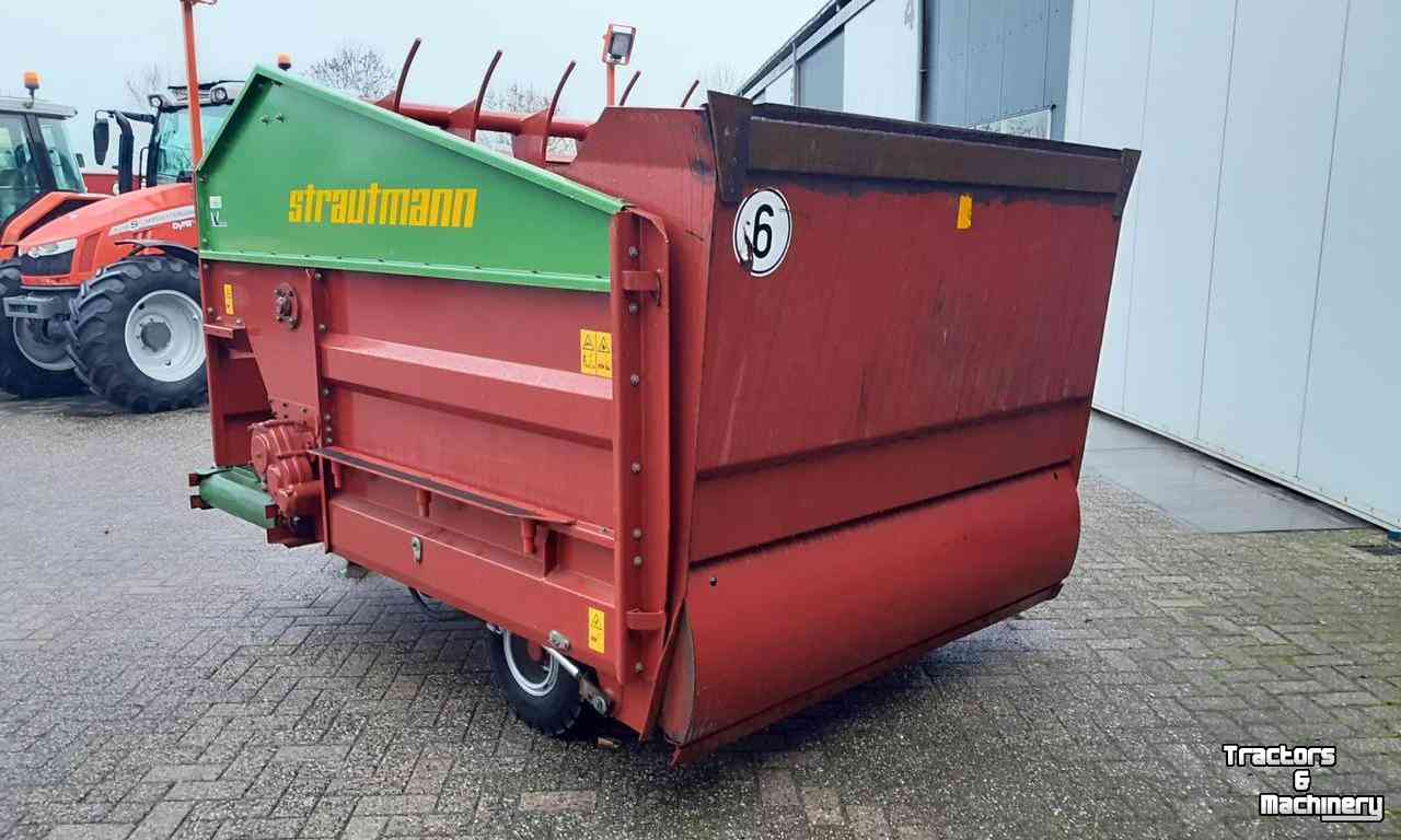 Silage-block distribution wagon Strautmann BVW Blokkenwagen