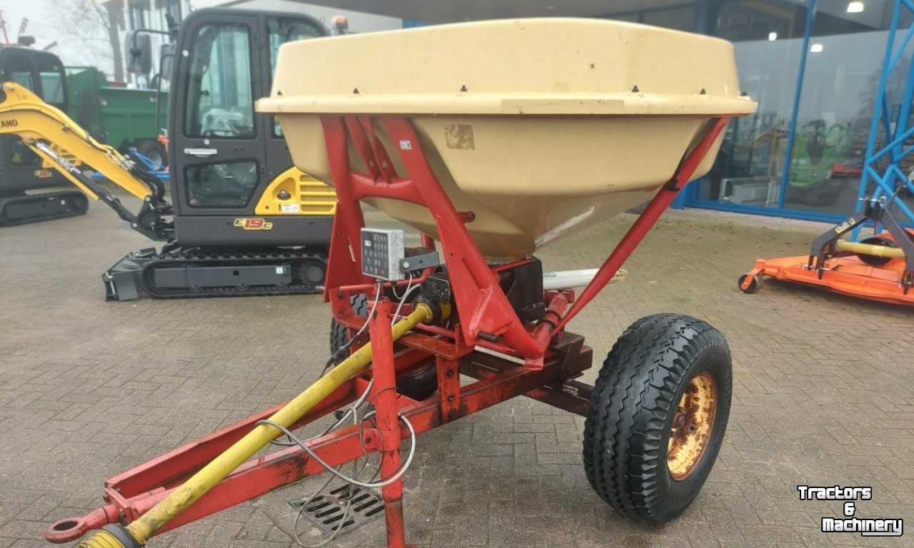 Fertilizer spreader Vicon Kunstmeststrooier op Wielstel