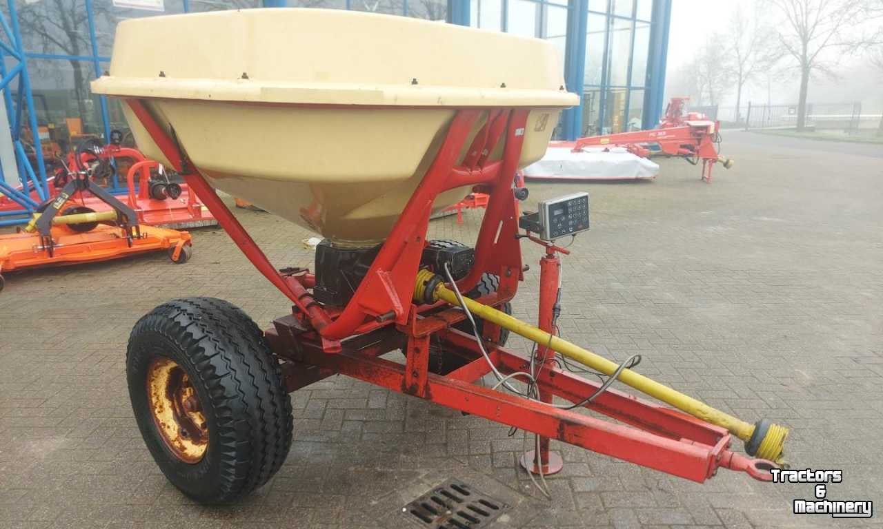 Fertilizer spreader Vicon Kunstmeststrooier op Wielstel