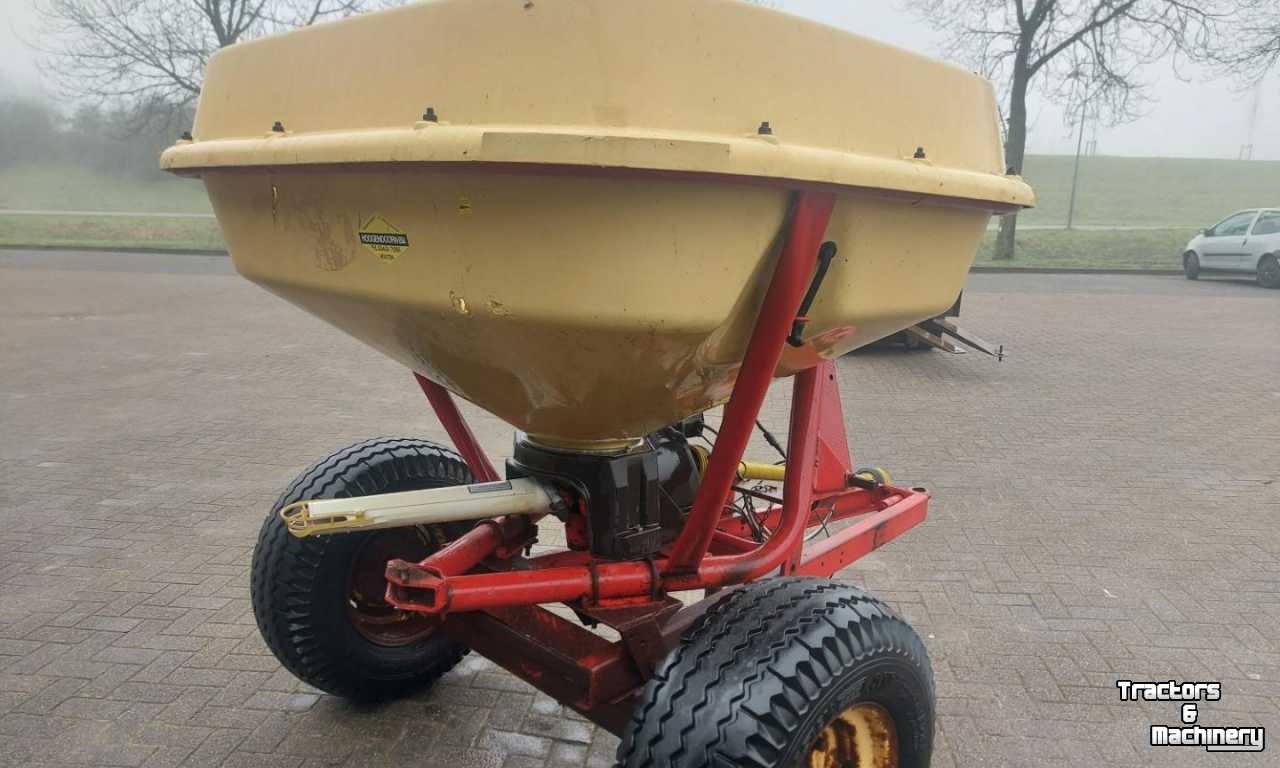 Fertilizer spreader Vicon Kunstmeststrooier op Wielstel