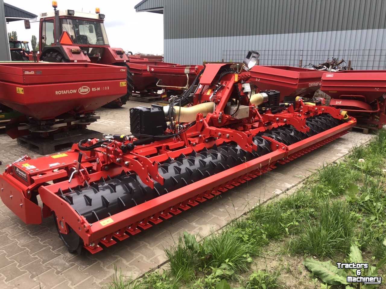 Seed drill Kverneland Opklapbare zaaimachine met FT2 electronisch aangedreven fronttank