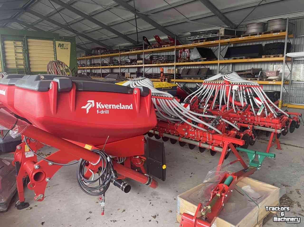 Seed drill Kverneland Opklapbare zaaimachine met FT2 electronisch aangedreven fronttank