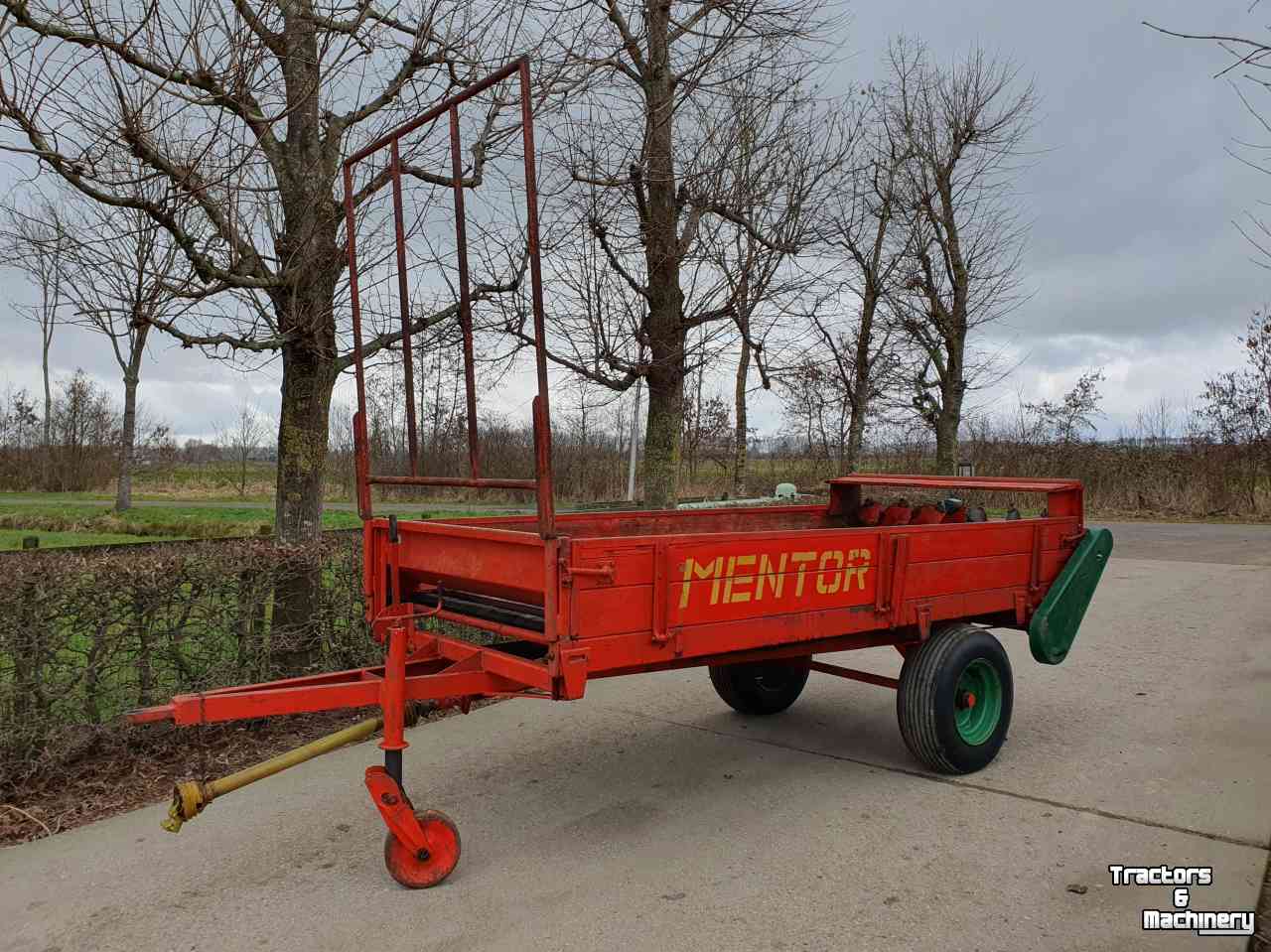 Manure spreader  Mentor mestverspreider, meststrooier, strooier, hooiwagen, kar