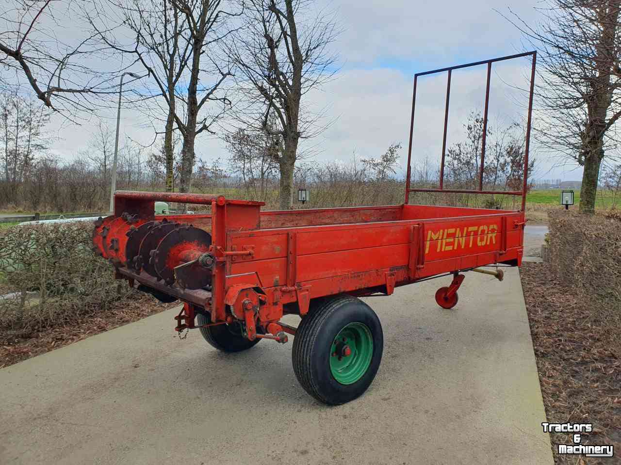 Manure spreader  Mentor mestverspreider, meststrooier, strooier, hooiwagen, kar