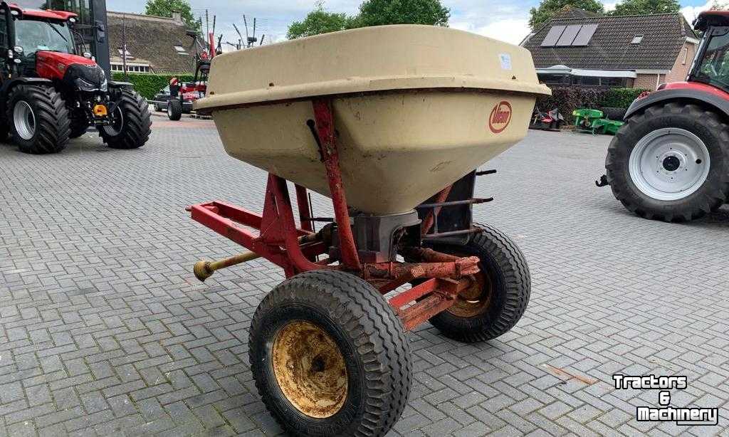 Fertilizer spreader Vicon Kunstmeststrooier op Wielstel