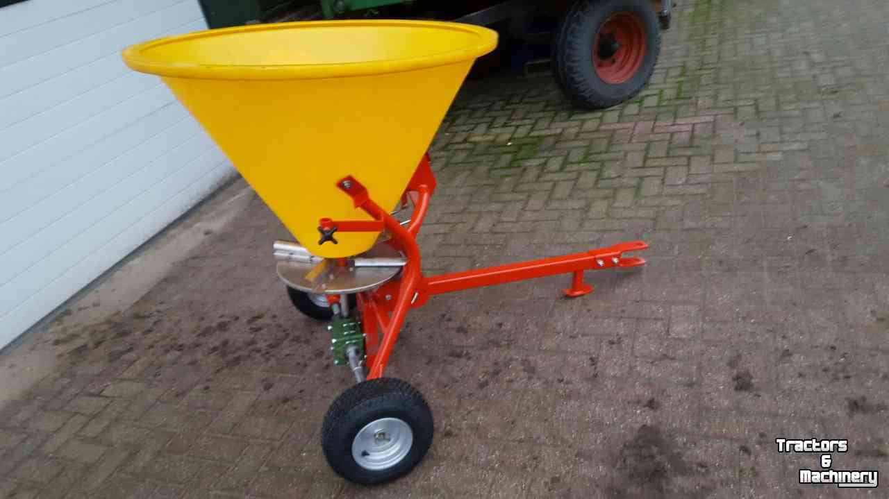 Fertilizer spreader  Jarmet getrokken kunstmeststrooier 200 ltr