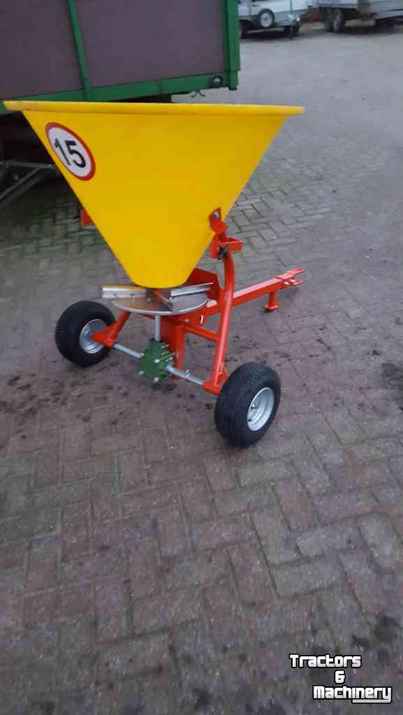 Fertilizer spreader  Jarmet getrokken kunstmeststrooier 200 ltr