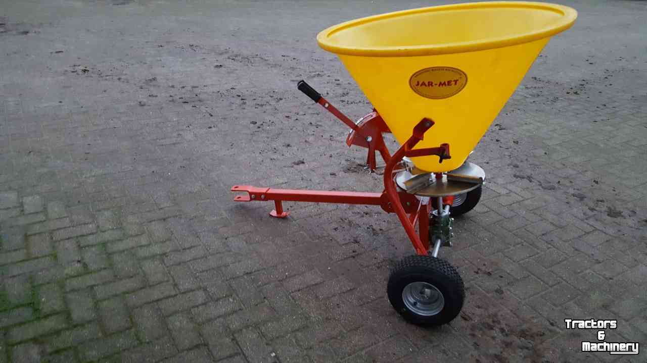 Fertilizer spreader  Jarmet getrokken kunstmeststrooier 200 ltr