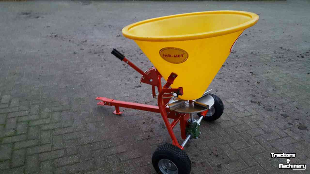 Fertilizer spreader  Jarmet getrokken kunstmeststrooier 200 ltr