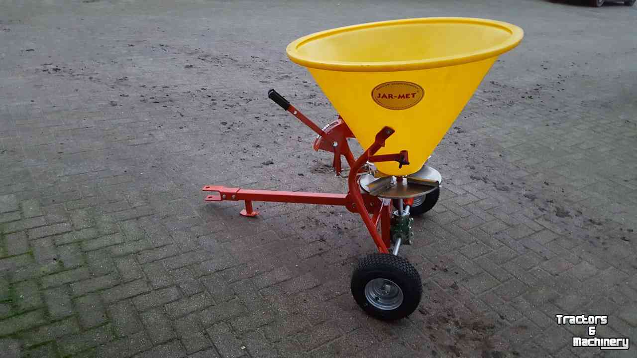 Fertilizer spreader  Jarmet getrokken kunstmeststrooier 200 ltr