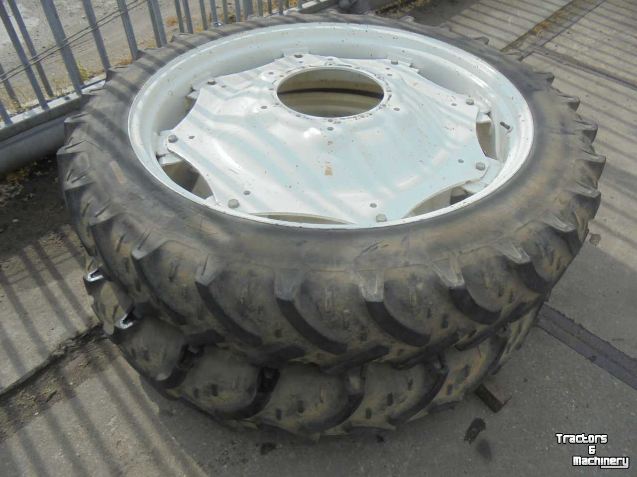 Wheels, Tyres, Rims & Dual spacers Kleber 11.2R44 Super 3 banden met wielen 6 steek 430 mm 12 steek 350 mm