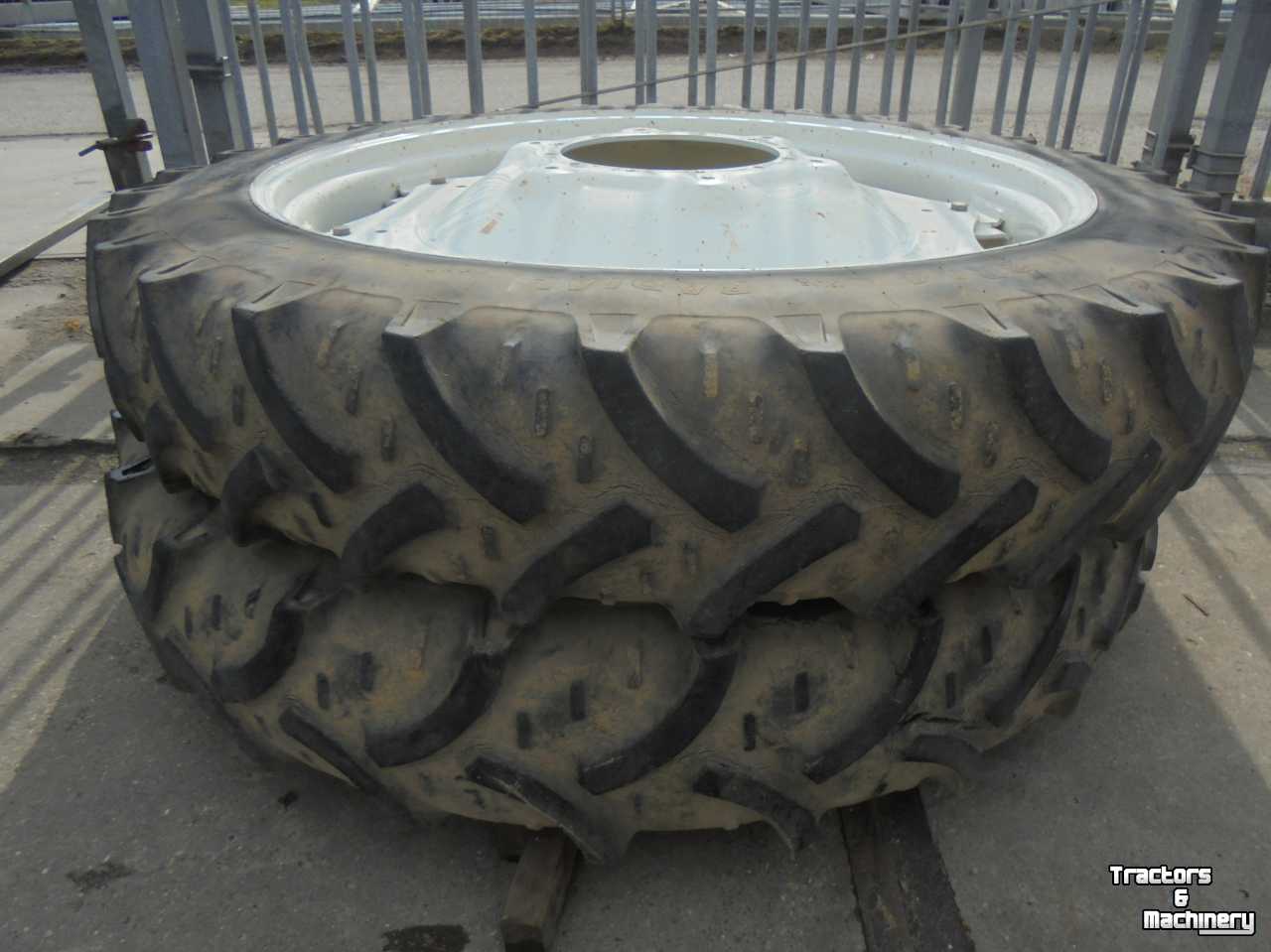 Wheels, Tyres, Rims & Dual spacers Kleber 11.2R44 Super 3 banden met wielen 6 steek 430 mm 12 steek 350 mm