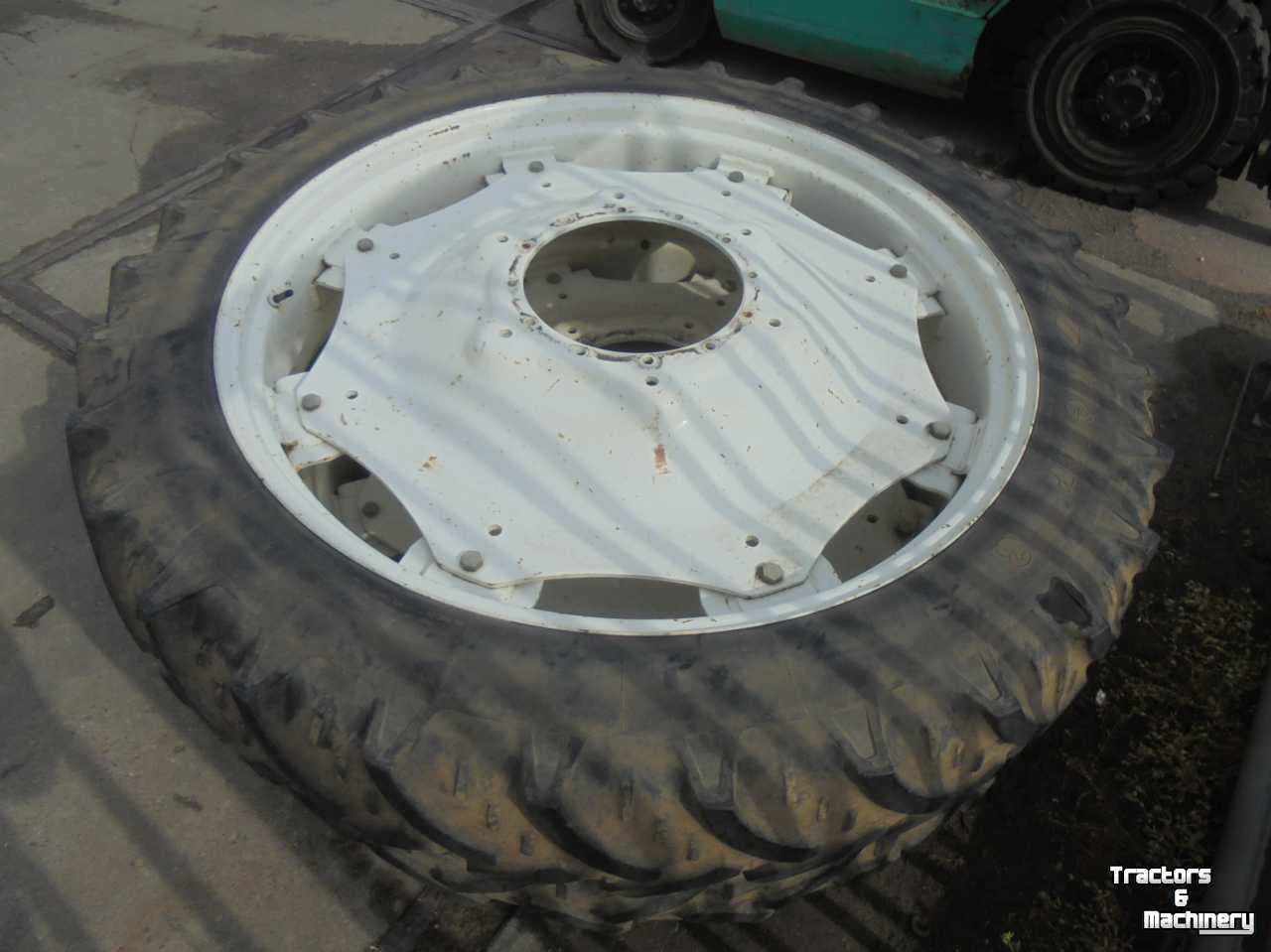 Wheels, Tyres, Rims & Dual spacers Kleber 11.2R44 Super 3 banden met wielen 6 steek 430 mm 12 steek 350 mm