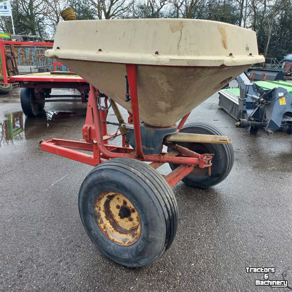 Fertilizer spreader Vicon Pendelstrooier