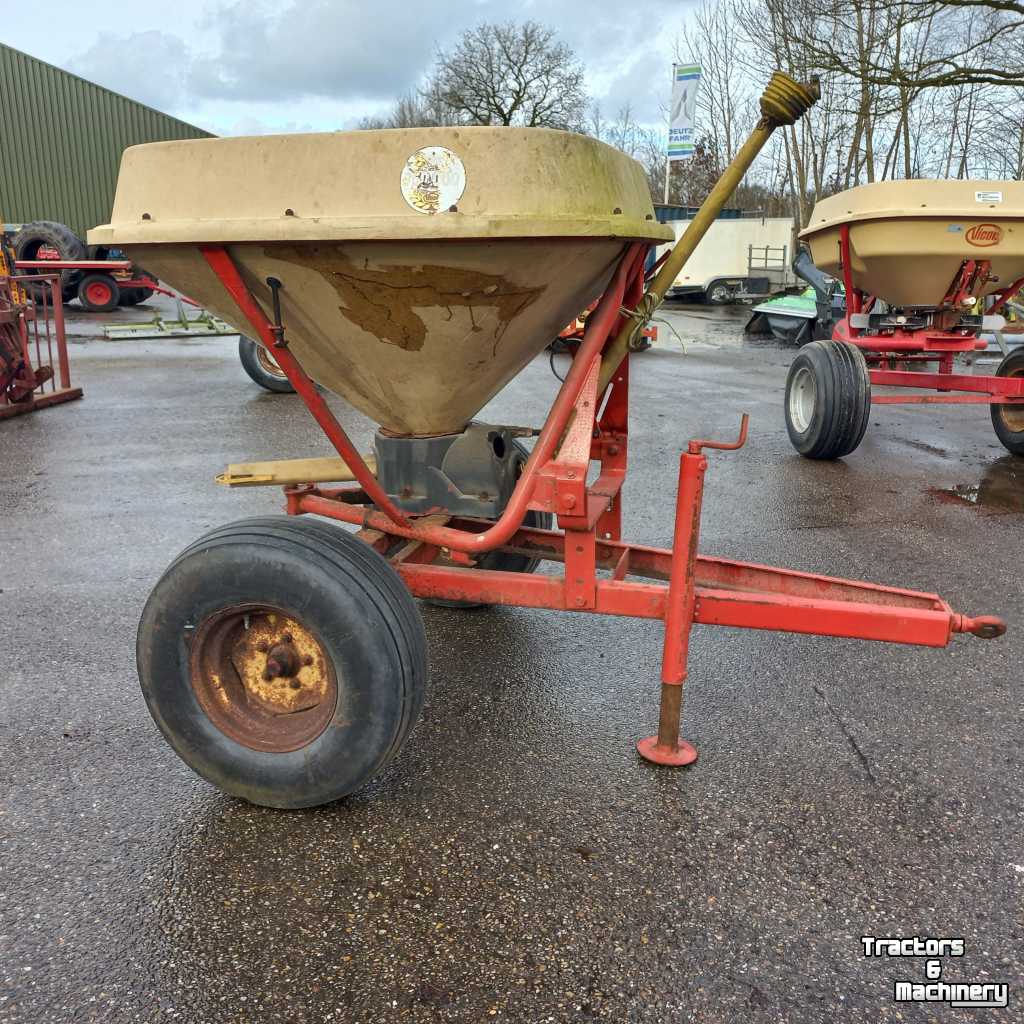 Fertilizer spreader Vicon Pendelstrooier