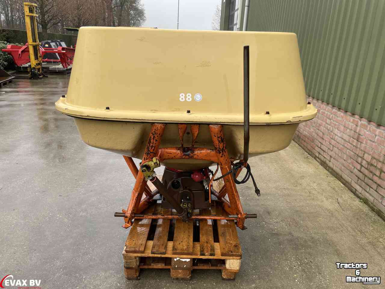 Fertilizer spreader Vicon Pendelstrooier