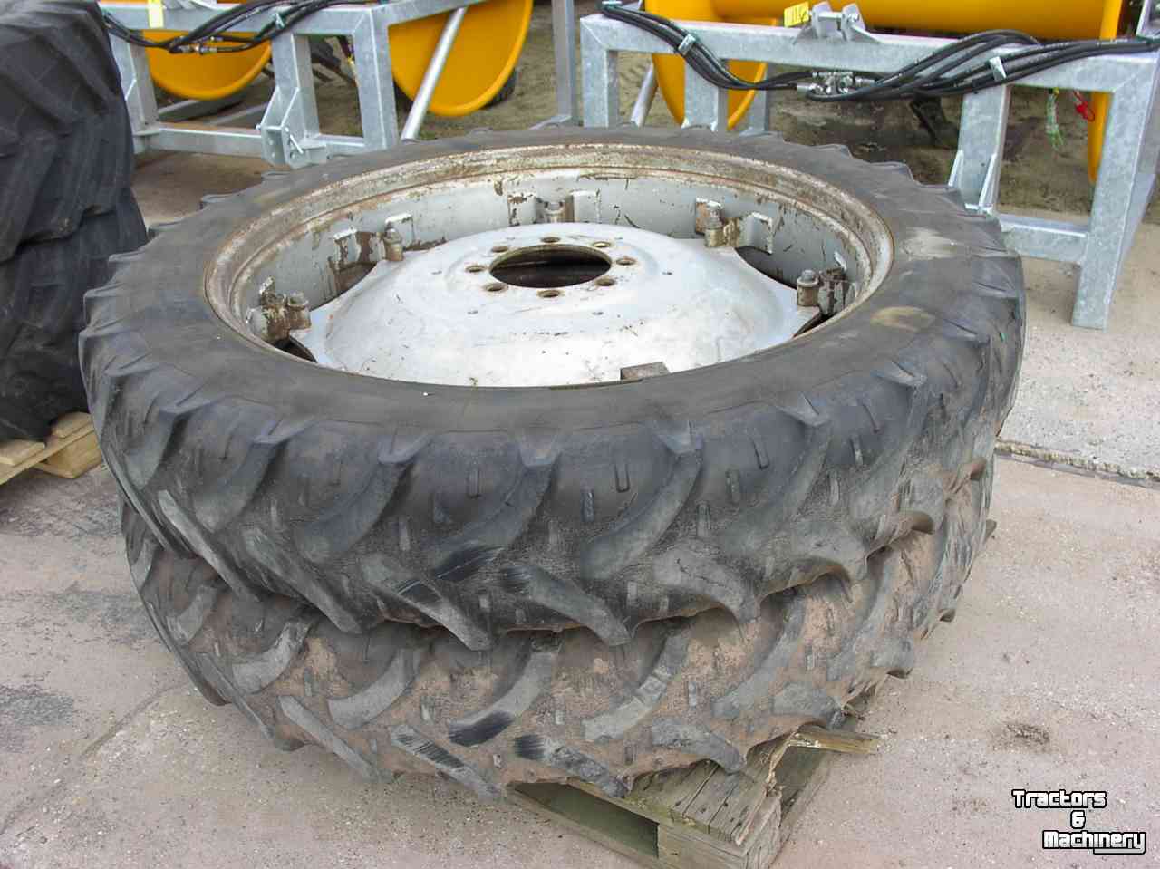 Wheels, Tyres, Rims & Dual spacers Case-IH 300/95 - 46