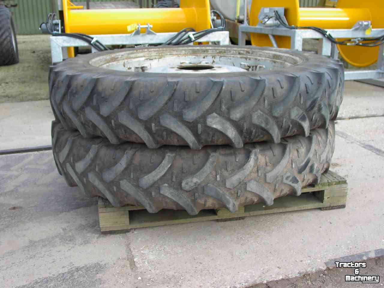 Wheels, Tyres, Rims & Dual spacers Case-IH 300/95 - 46