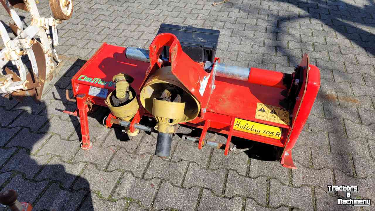 Horticultural Tractors Yanmar YM1401 met ploeg en frees.