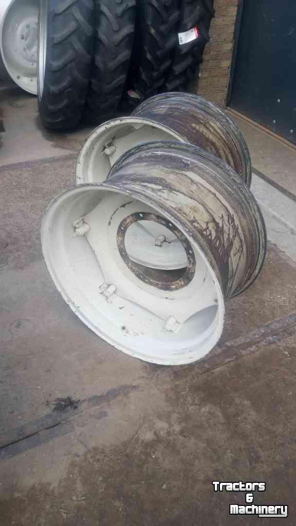 Wheels, Tyres, Rims & Dual spacers  velgen 15x28 New Holland / Fiat