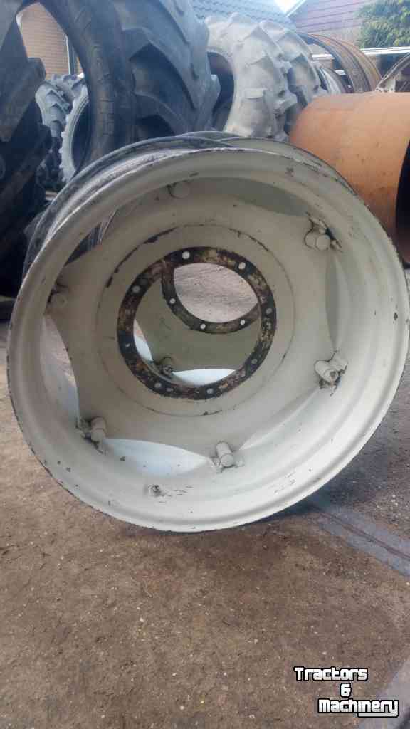 Wheels, Tyres, Rims & Dual spacers  velgen 15x28 New Holland / Fiat