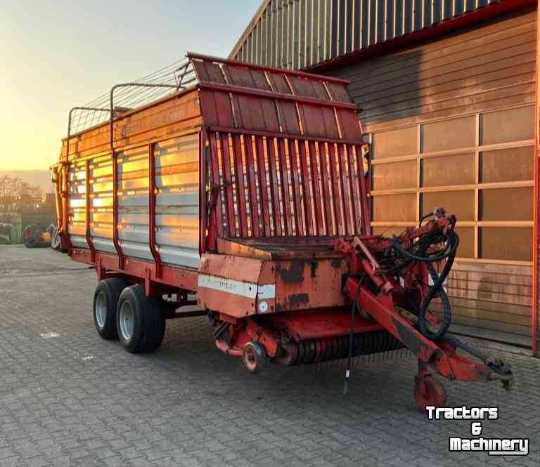 Self-loading wagon Pottinger Siloprofi SW102MAT ladewagen stalvoeren weidebouwmachines.