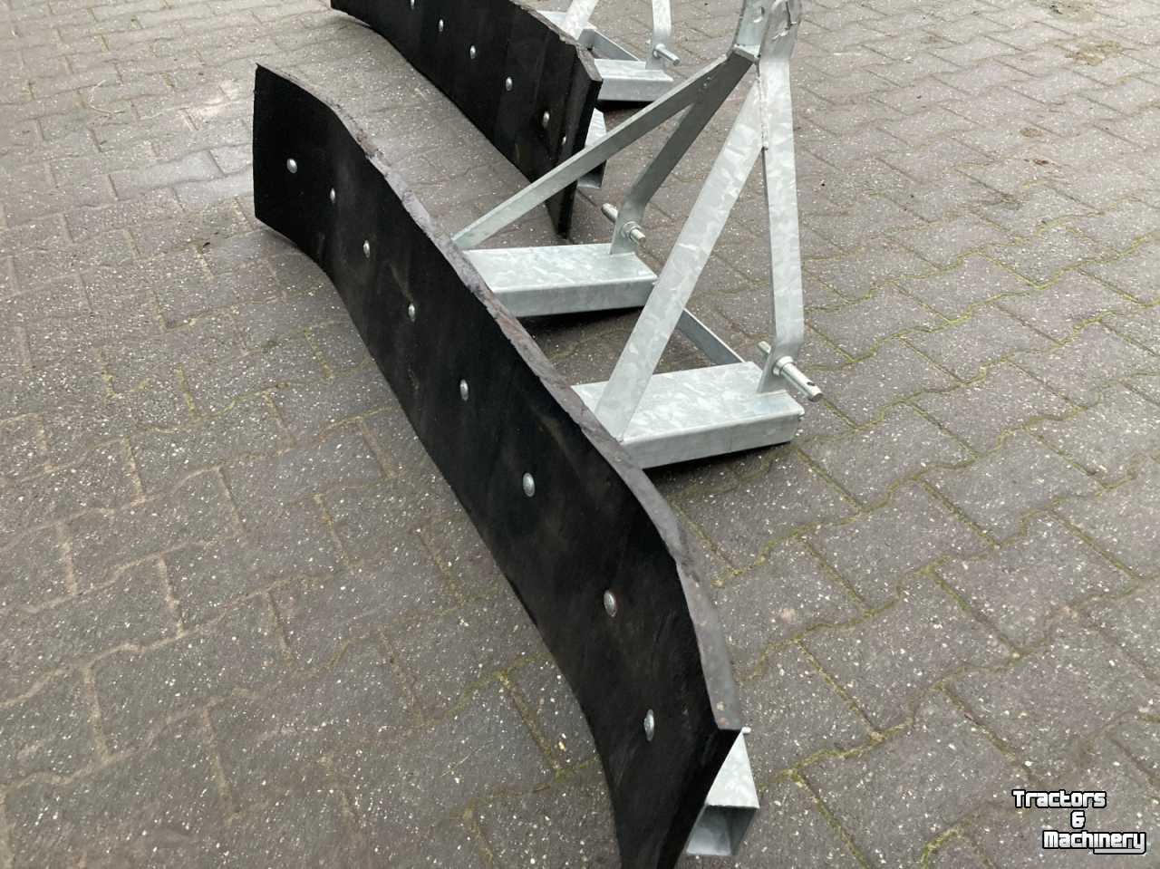 Rubber yard scraper  Rubberschuif 160 cm / sneeuwschuif / modderschuif