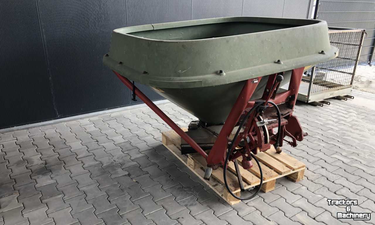 Fertilizer spreader Trioliet Kunstmeststrooier