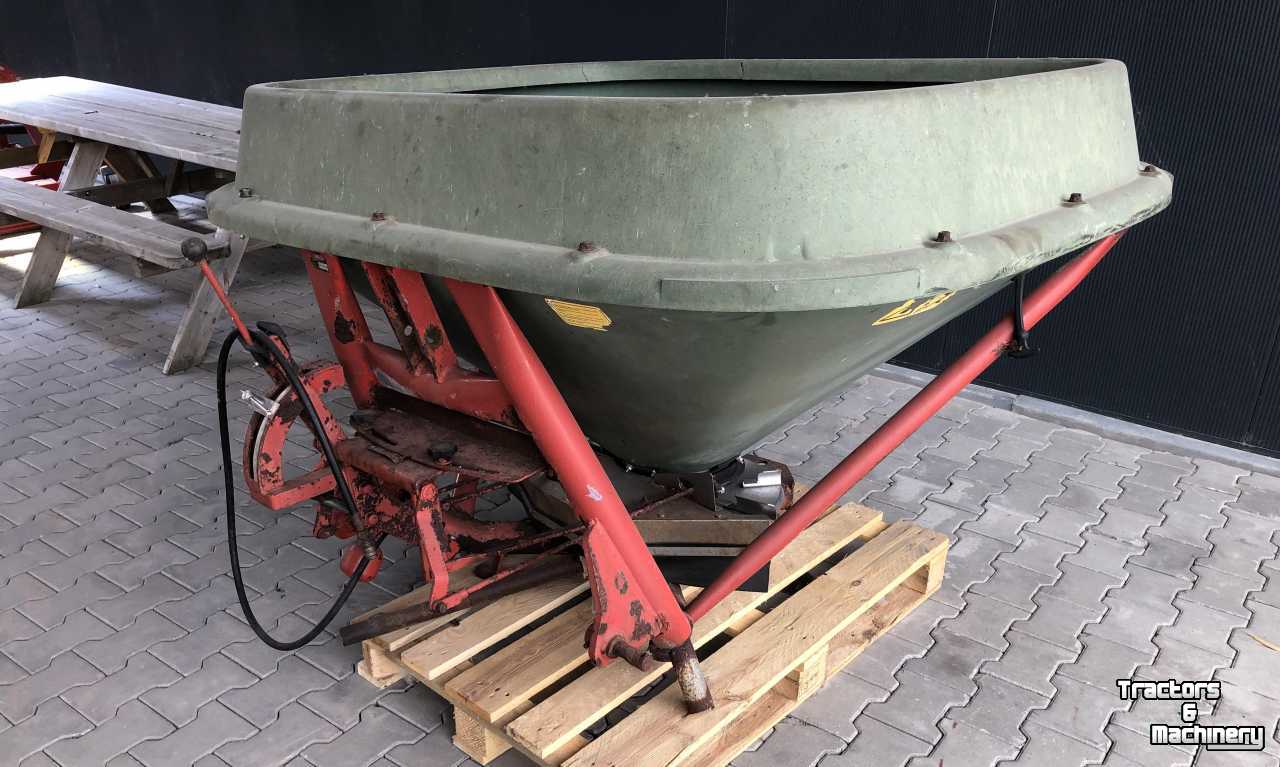 Fertilizer spreader Trioliet Kunstmeststrooier