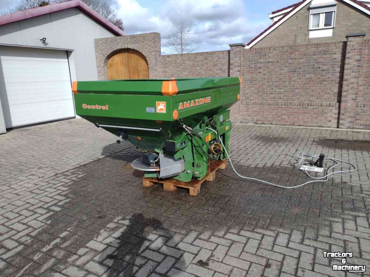 Fertilizer spreader Amazone za/m profis