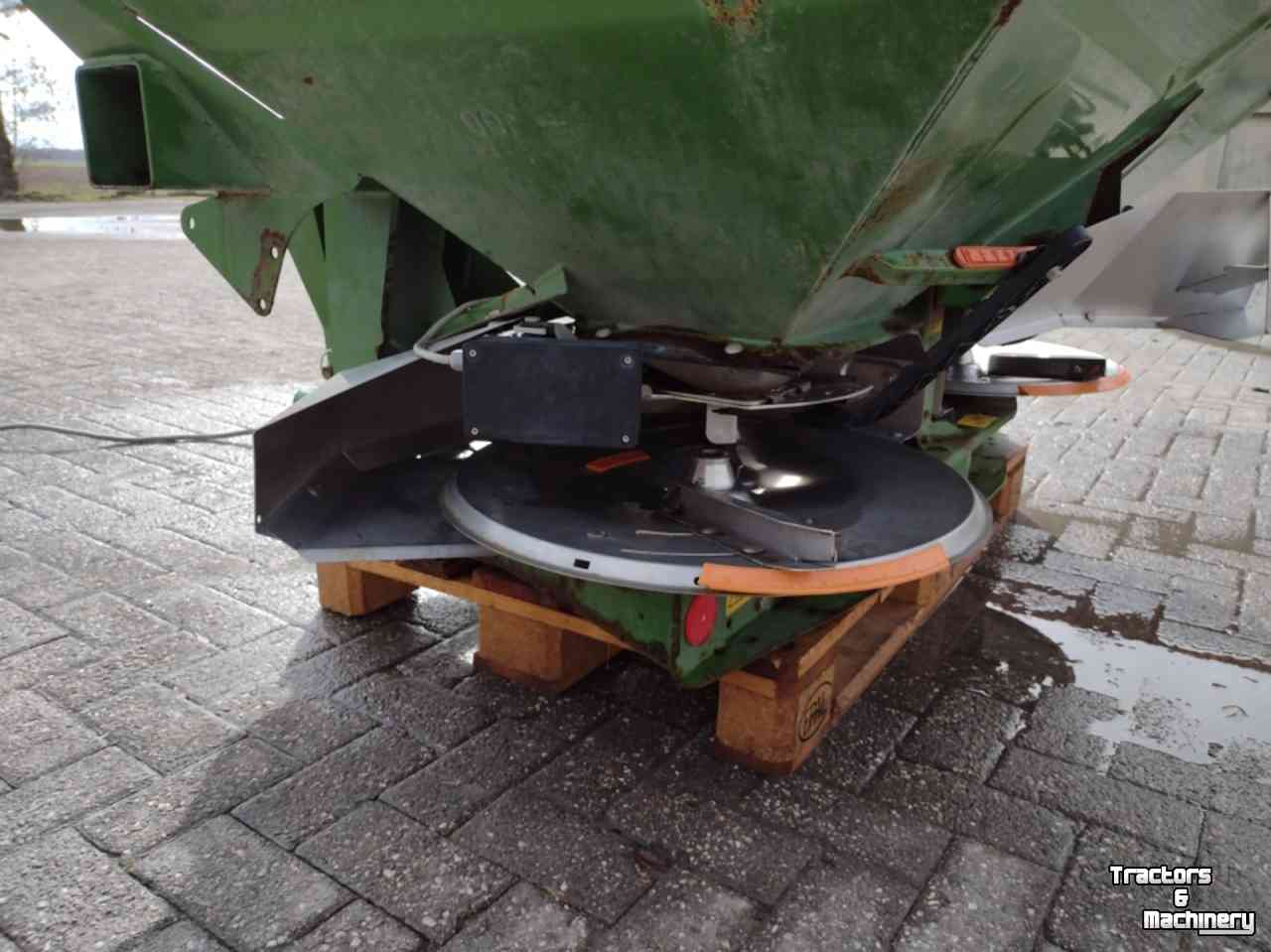 Fertilizer spreader Amazone za/m profis