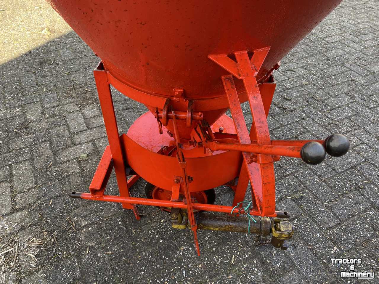 Fertilizer spreader  Jola kunstmeststrooier