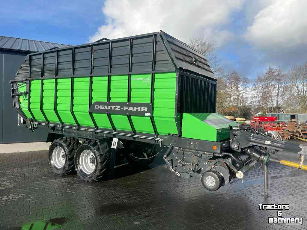 Self-loading wagon Deutz-Fahr Feedmaster 4400 opraapwagen (stalvoeren)