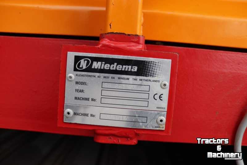 Receiving hopper Miedema Miedema SB-851RZ stortbunker   Stortbak met rollenreiniger en twee afvoerbanden  Regelbare snelheid d.m.v. frequentieregelaar Inclusief flowensors Tussenruimte rollen verstelbaar Tandwielen en kettingen van de rollenreiniger zijn grotendeels vervangen in 