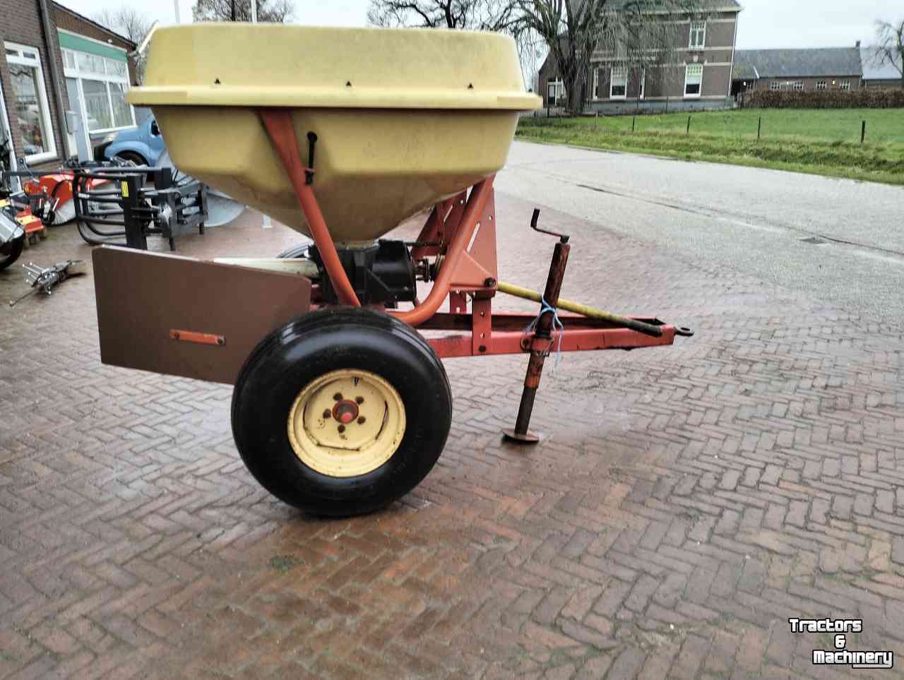 Fertilizer spreader Vicon pendelstrooier