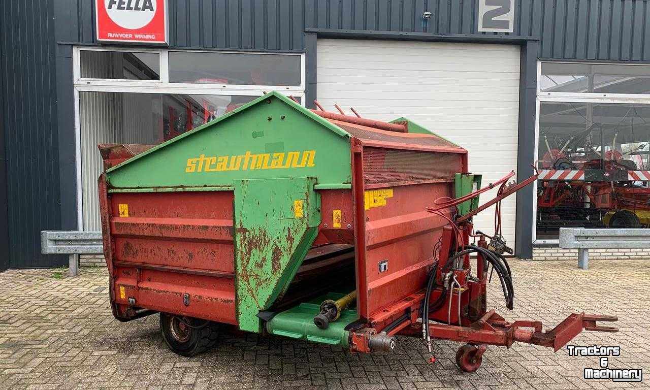 Silage-block distribution wagon Strautmann BVW Blokkenverdeelwagen