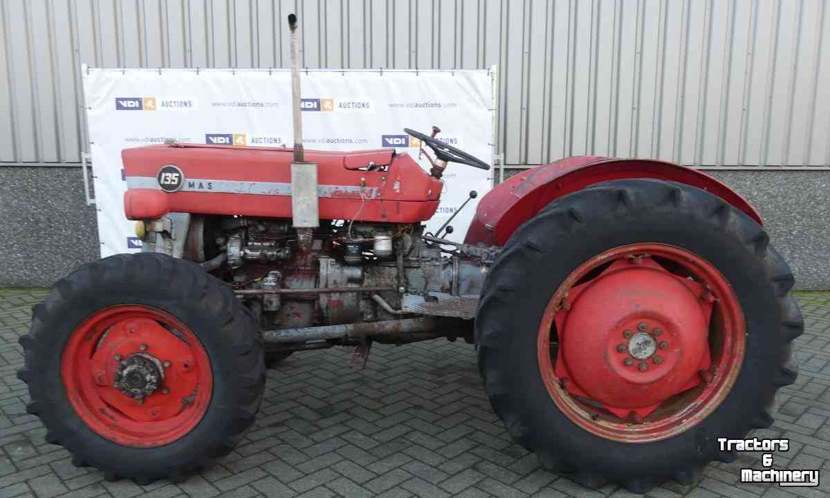 Oldtimers Massey Ferguson 135 4WD Tractor Oldtimer