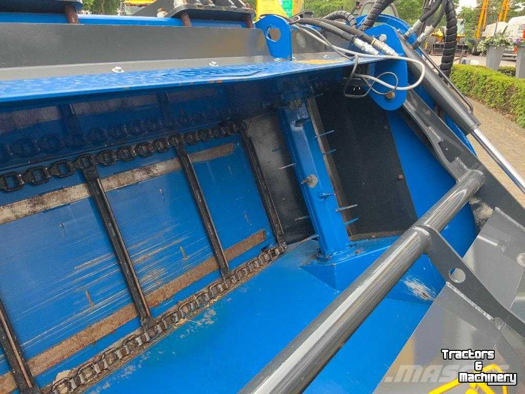 Silage grab-cutter Robert BTL2400 uitkuilbak