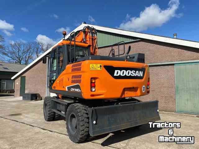 Excavator mobile Doosan DX140W-5  bandenkraan