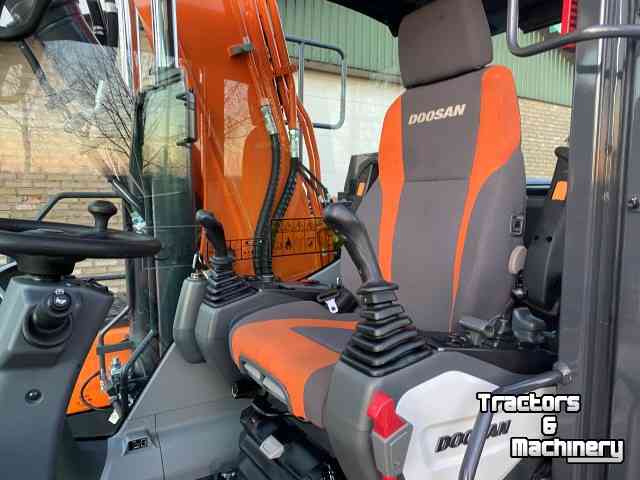 Excavator mobile Doosan DX140W-5  bandenkraan